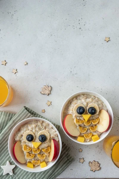Komik çocuklar kahvaltı yulaf ezmesi — Stok fotoğraf