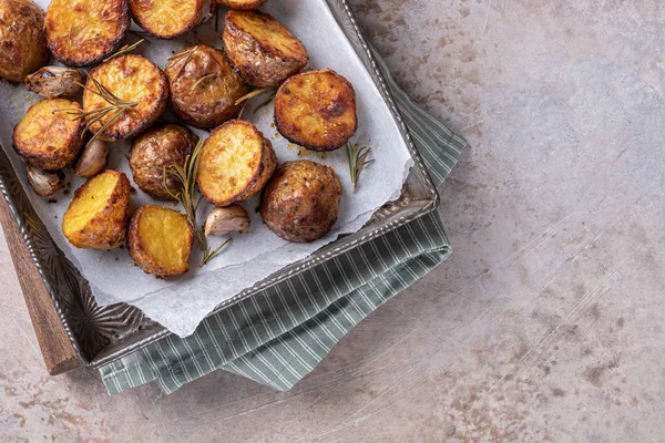 Roasted potato with rosemary and garlic — Stock Photo, Image