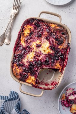 Yaban mersini ile süzme peynir güveç