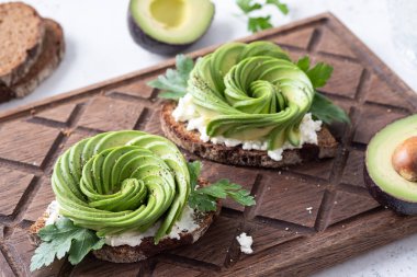 Taze avokado tostları.