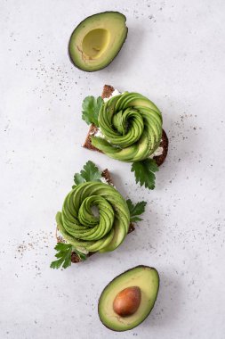 Taze avokado tostları.