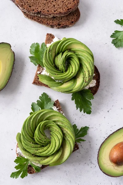 Fresh avocado toasts — Stock Photo, Image