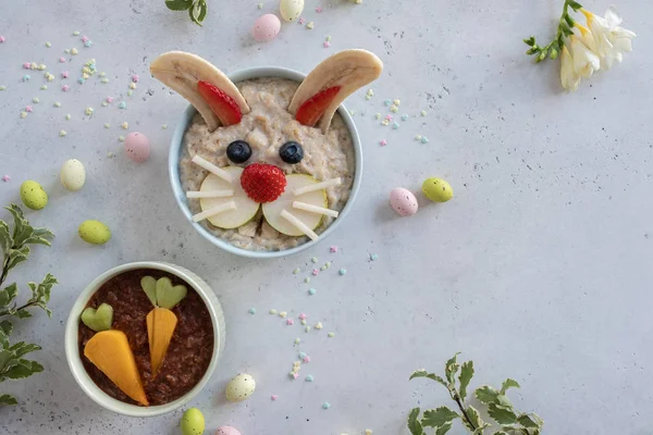 Ciotola di farina d'avena di coniglio divertente con frutta, per la colazione sana dei bambini — Foto Stock