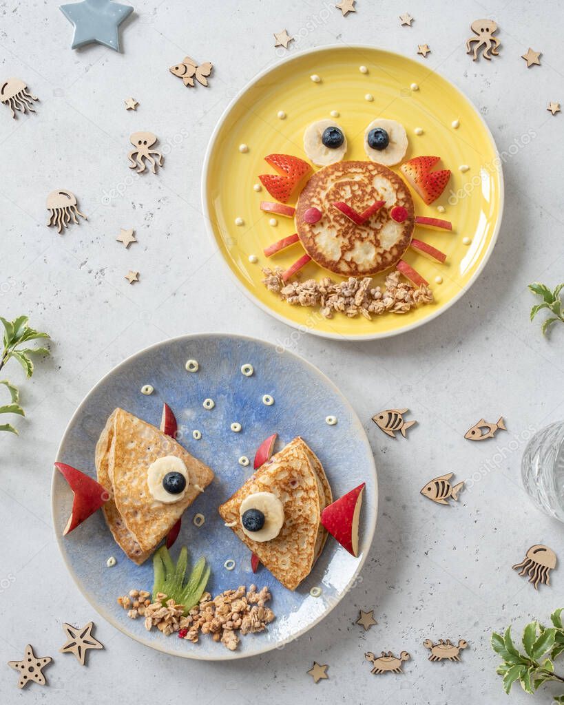 Lindos cruasanes de cangrejo y langosta con fruta para el desayuno de