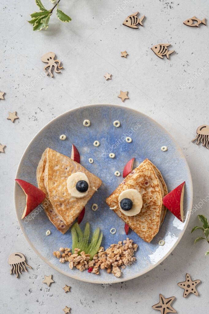 Lindos cruasanes de cangrejo y langosta con fruta para el desayuno de