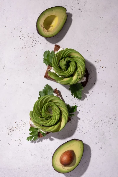 Verse avocado toastjes — Stockfoto