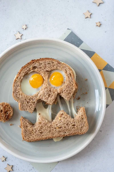 Broodje met brood, eieren en kaas op bord. — Stockfoto
