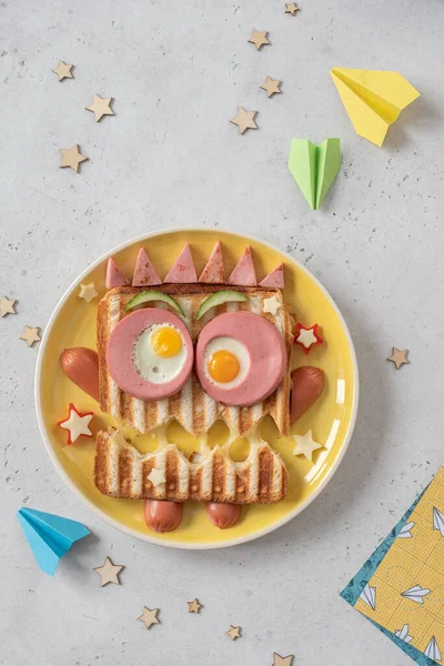 Szörny szendvics kolbásszal, tojással és sajttal tányéron. — Stock Fotó