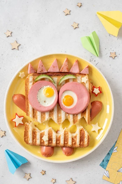 Monster sendvič s klobásou, vejci a sýrem na talíři. — Stock fotografie