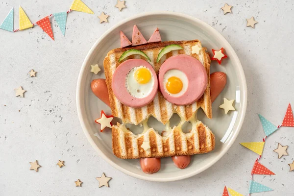 Monster sandwich met worst, eieren en kaas op bord. — Stockfoto