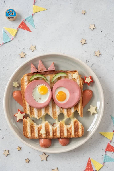 Monstersmörgås med korv, ägg och ost på tallriken. — Stockfoto