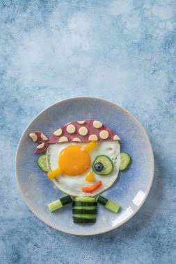 Çocuk kahvaltısı için komik bir kızarmış yumurta.