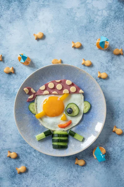 Oeuf frit pirate drôle pour le petit déjeuner d'enfant — Photo