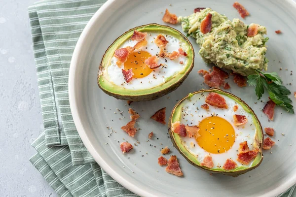 Avokado ägg båtar med bacon — Stockfoto