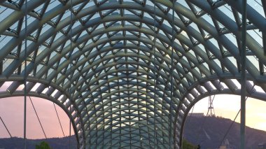 Tiflis, Gürcistan - 2 Mayıs 2019: Tiflis 'in merkezinin güzel hava manzarası