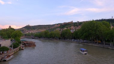Tiflis, Gürcistan - 2 Mayıs 2019: Tiflis 'in merkezinin güzel hava manzarası