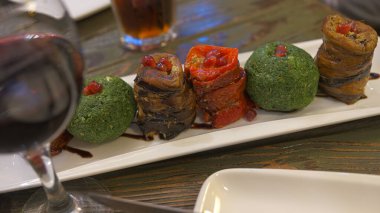 Phali - sebze ve fındıklı geleneksel Gürcü atıştırmalığı.