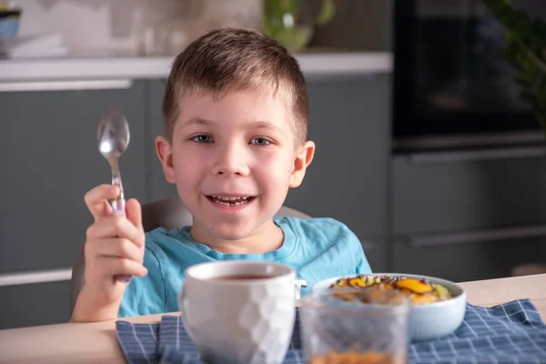 Kid boy eating healthy food — Stock Photo, Image