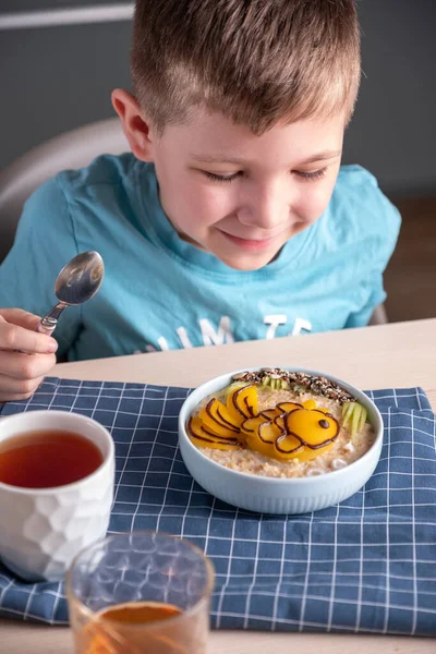 Kid boy eating healthy food — Stock Photo, Image