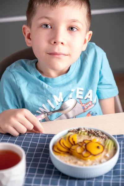 Παιδί αγόρι τρώει υγιεινά τρόφιμα — Φωτογραφία Αρχείου
