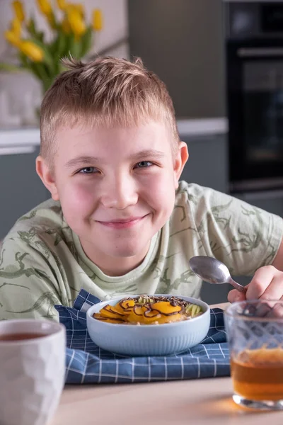 Niño niño comiendo comida saludable — Foto de Stock