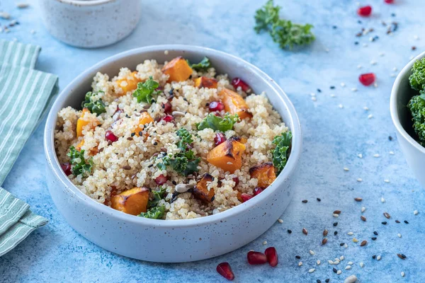 Kale, kabak ezmesi, nar ve kinoa salatası. — Stok fotoğraf