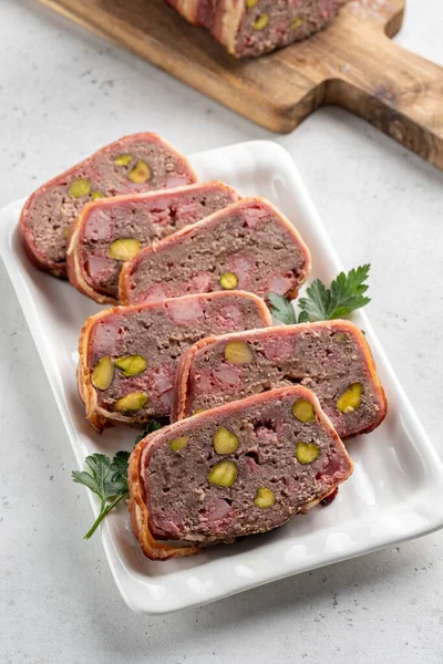 Terrina deliciosa com carne moída, presunto e pistache — Fotografia de Stock