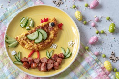 Çocuk kahvaltısı için jambonlu ve sebzeli yumurta omleti.