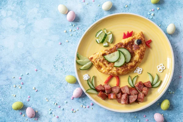 Schattig kuiken ei omelet met ham en groenten voor kinderen ontbijt — Stockfoto