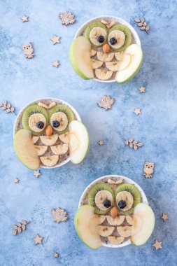 Komik çocuklar kahvaltı lapası baykuşa benziyor.