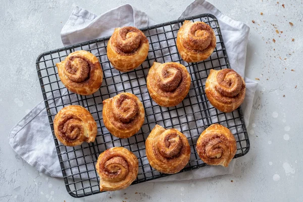 Puff pastry cinnamon rolls — Stock Photo, Image