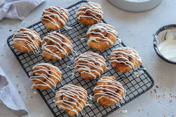 Puff pastry cinnamon rolls — Stock Photo, Image