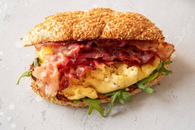 Çırpılmış yumurta ve pastırmalı çörek.