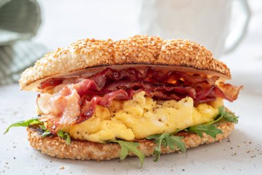 Çırpılmış yumurta ve pastırmalı çörek.