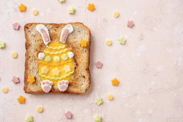 Huevo de Pascua en la tostada del agujero —  Fotos de Stock