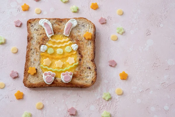 Uovo di Pasqua nel pane tostato buco — Foto Stock