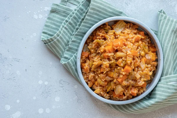 Вегетаріанський смажений рис з капустою та морквою — стокове фото