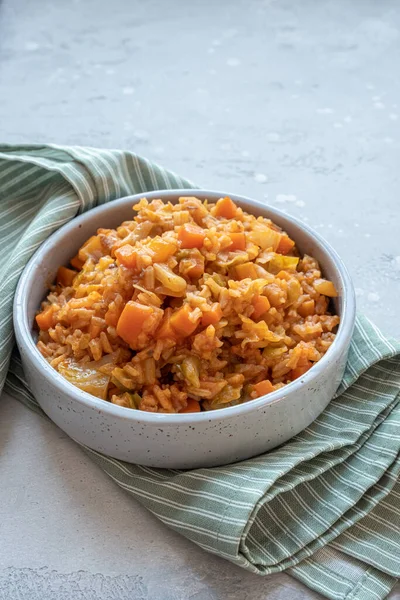 Vegetariskt stekt ris med kål och morötter — Stockfoto