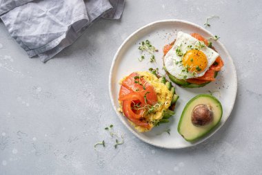 Çırpılmış yumurta, kızarmış somon tostu, kahvaltılık yemek.