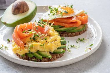 Çırpılmış yumurta, kızarmış somon tostu, kahvaltılık yemek.