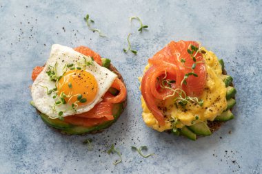Çırpılmış yumurta, kızarmış somon tostu, kahvaltılık yemek.