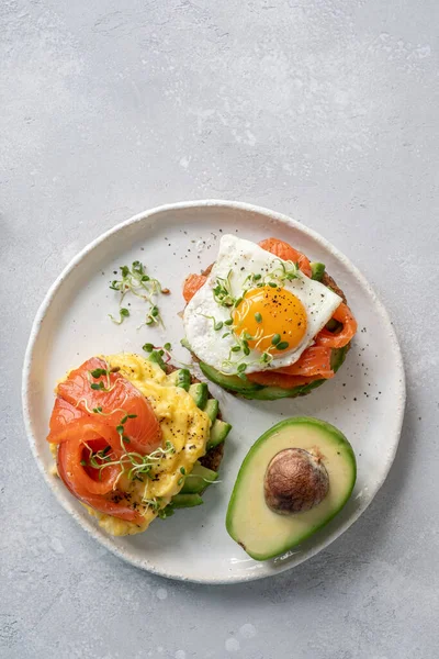 Roerei met gerookte zalm op toast, Ontbijt — Stockfoto