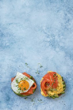 Çırpılmış yumurta, kızarmış somon tostu, kahvaltılık yemek.