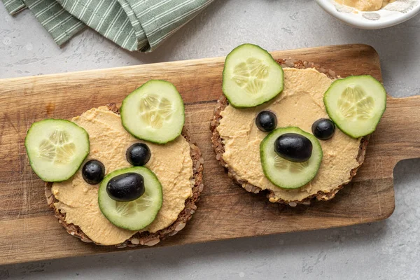 Cucumber and hummus bear toasts — Stock Photo, Image