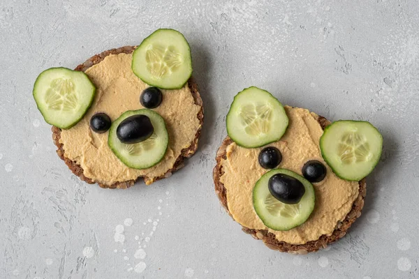 Cucumber and hummus bear toasts — Stock Photo, Image