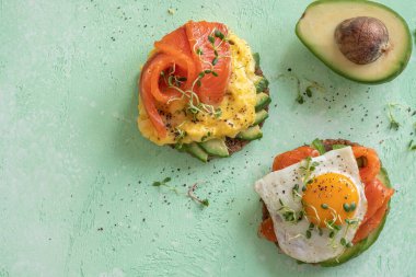 Çırpılmış yumurta, kızarmış somon tostu, kahvaltılık yemek.