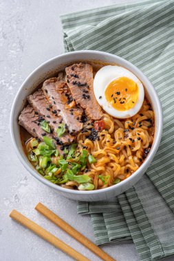 Miso Ramen Asya eriştesi et ve yumurtalı