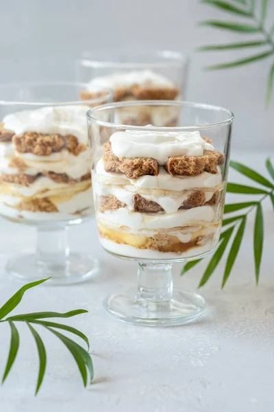 Sobremesas de parfait de caramelo de banana com chantilly fresco e biscoito de chocolate desmorona — Fotografia de Stock