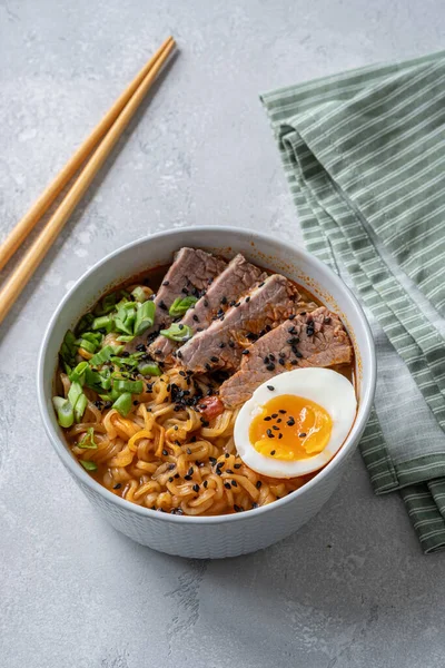Miso Ramen ázsiai tészta hússal és tojással — Stock Fotó