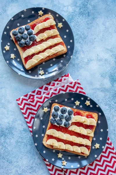 Amerikansk flagga toast med banan, jordgubbssylt och blåbär — Stockfoto